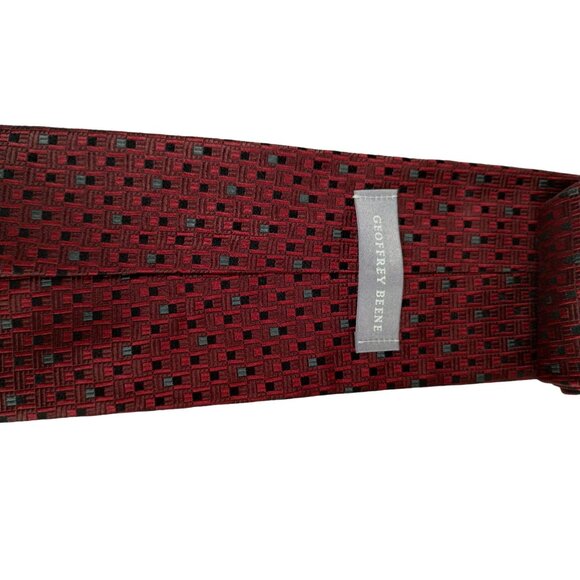 Geoffrey Beene Mens Red Geometric Silk Tie Elegant and Stylish Necktie - Picture 7 of 7